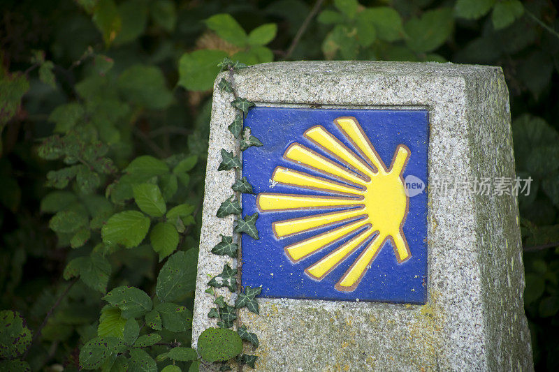 朝圣者们在圣地牙哥大道(Camino de Santiago)空壳